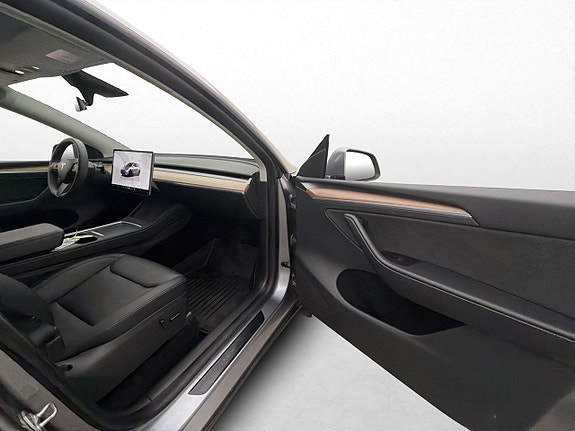 Tesla Model Y 29 of 30