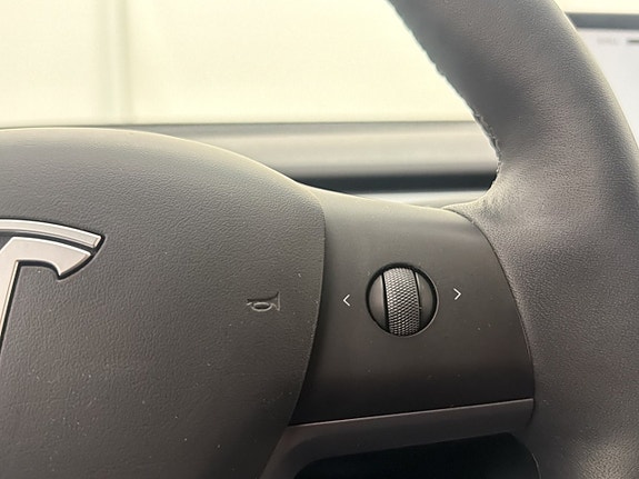 Tesla Model Y 19 of 30