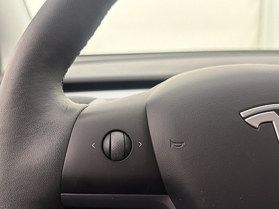 Tesla Model Y 18 of 30