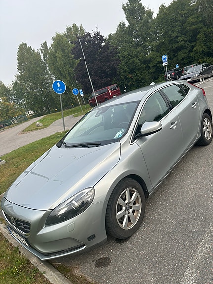 Volvo V40 2 of 8