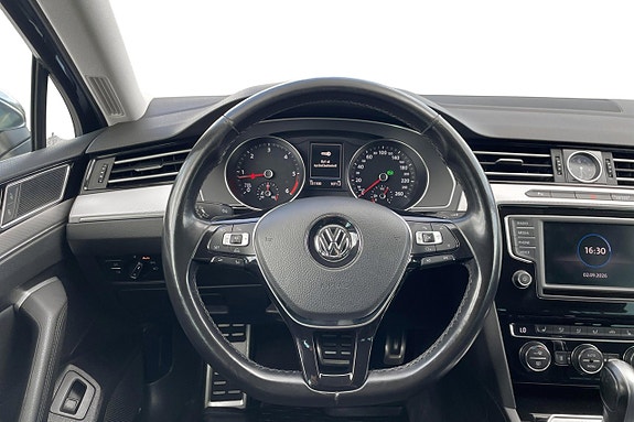 Volkswagen Passat Alltrack 13 of 30