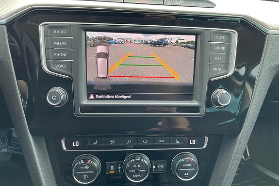 Volkswagen Passat Alltrack 26 of 30
