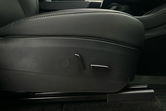 Tesla Model Y 16 of 26