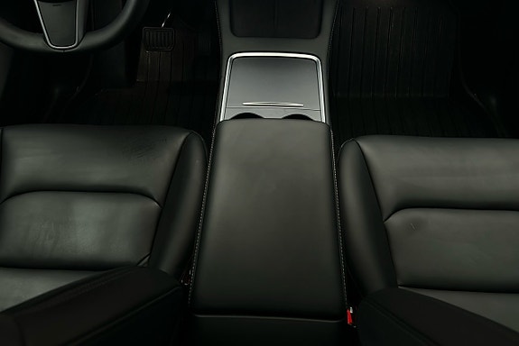 Tesla Model Y 8 of 26