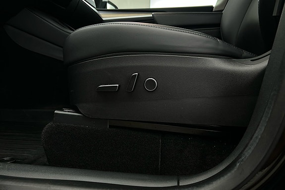 Tesla Model Y 15 of 26