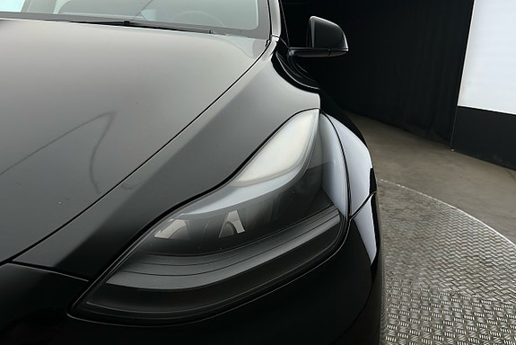 Tesla Model Y 10 of 26