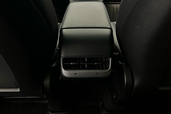 Tesla Model Y 22 of 26