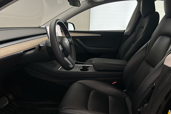 Tesla Model Y 9 of 26