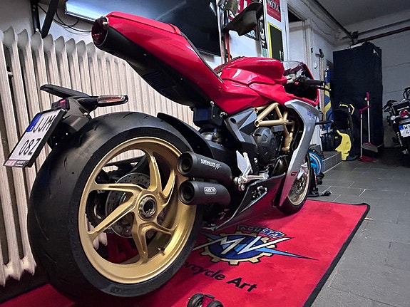 MV Agusta Superveloce 800 3 of 4