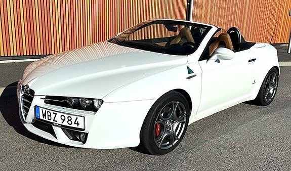 Alfa Romeo Spider 2 of 3