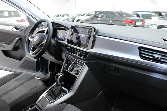 Volkswagen T-Roc 10 of 23