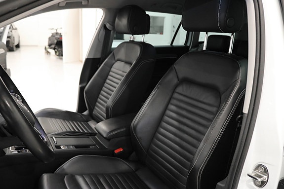 Volkswagen Passat 14 of 30