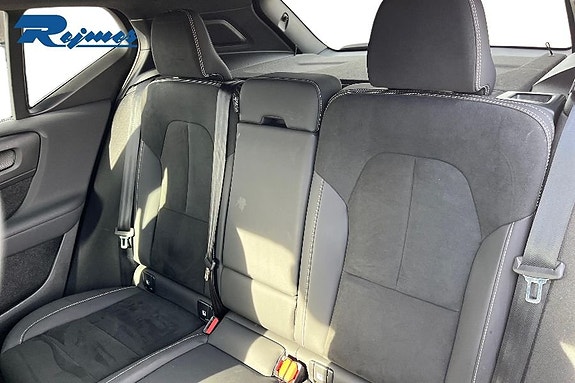 Volvo EX40 16 of 26