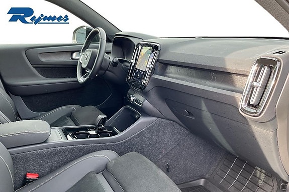 Volvo EX40 14 of 26