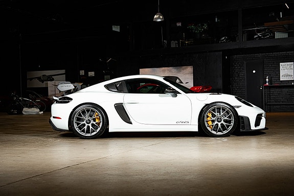 Porsche 718 Cayman GT4 RS 9 of 30
