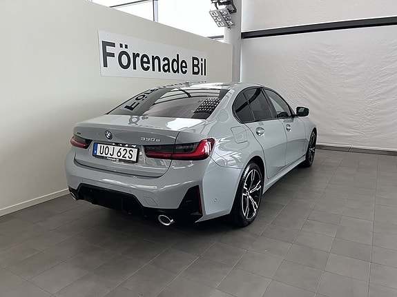 BMW 330e 13 of 15