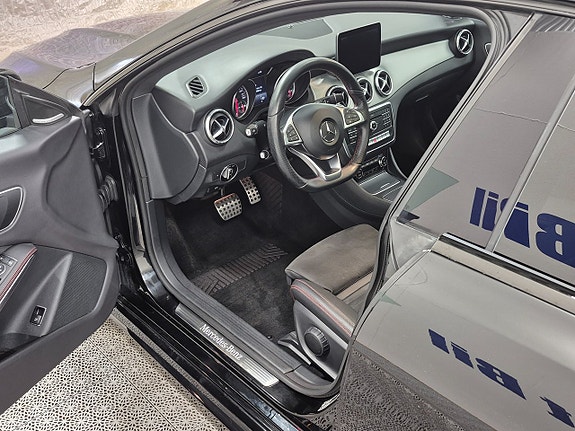 Mercedes-Benz CLA250 2 of 8
