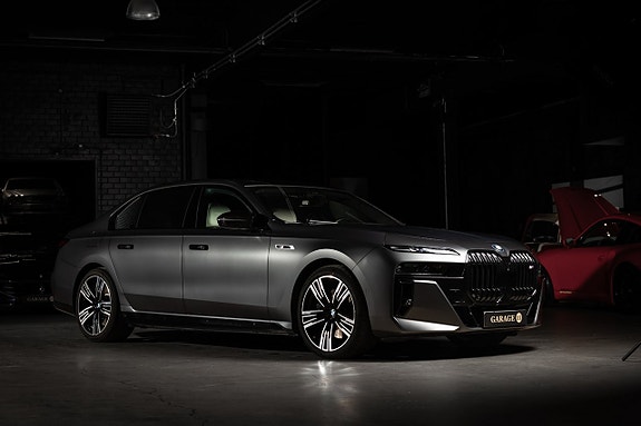 BMW M760e 7 of 27