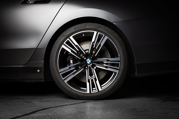 BMW M760e 25 of 27