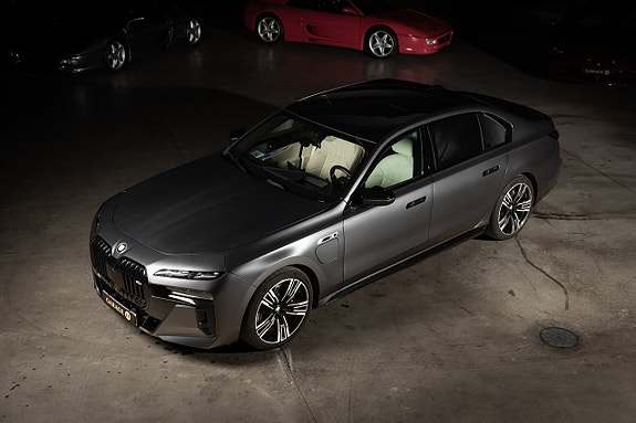 BMW M760e 3 of 27
