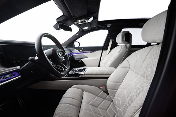 BMW M760e 10 of 27