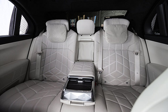 BMW M760e 12 of 27