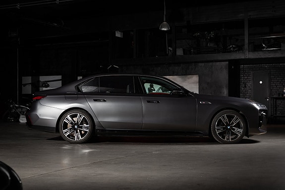 BMW M760e 8 of 27