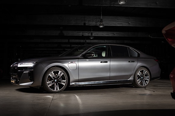 BMW M760e 2 of 27