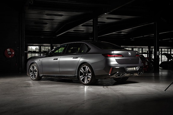 BMW M760e 4 of 27