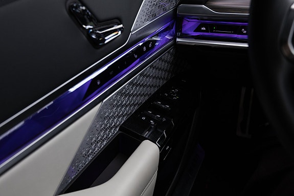 BMW M760e 17 of 27