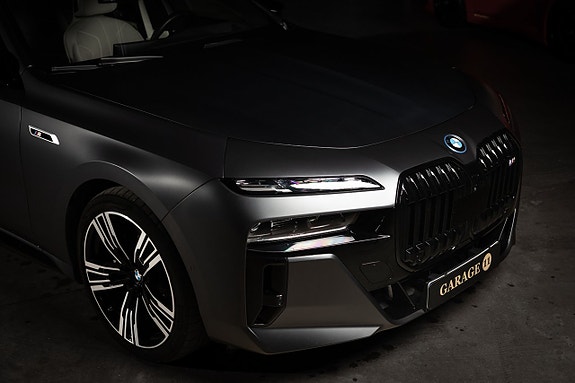BMW M760e 22 of 27