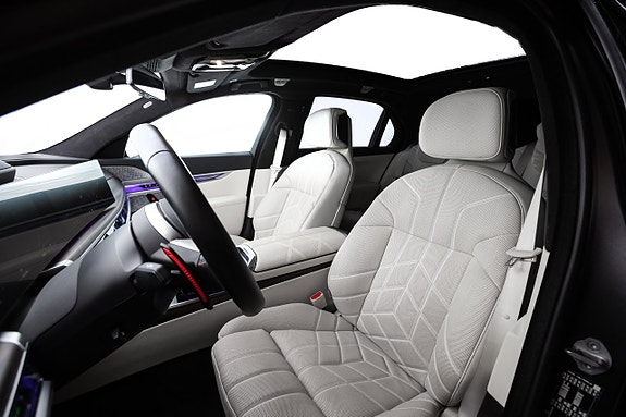 BMW M760e 11 of 27