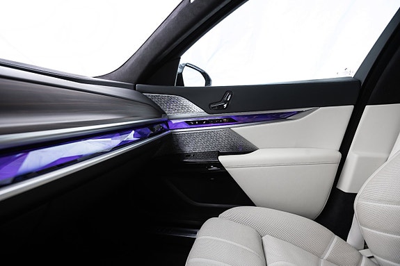 BMW M760e 15 of 27