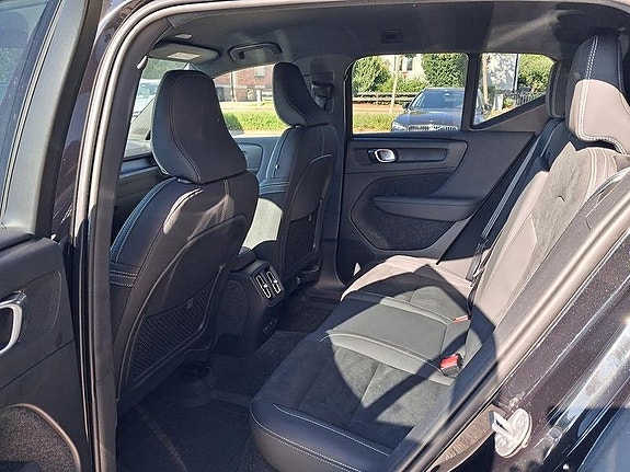 Volvo XC40 3 of 4
