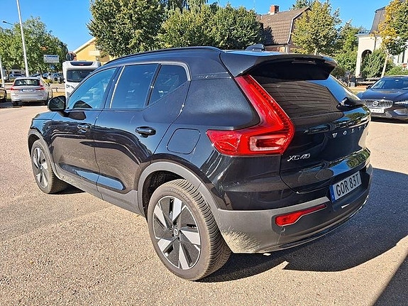 Volvo XC40 2 of 4