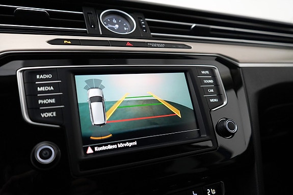 Volkswagen Passat 12 of 23