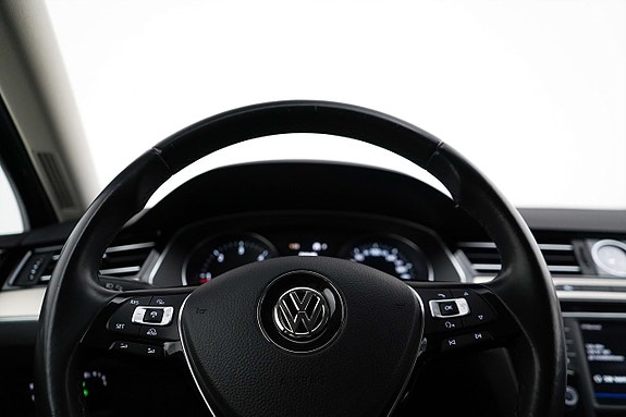 Volkswagen Passat 9 of 23