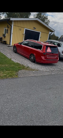 Volvo V70 2 of 4