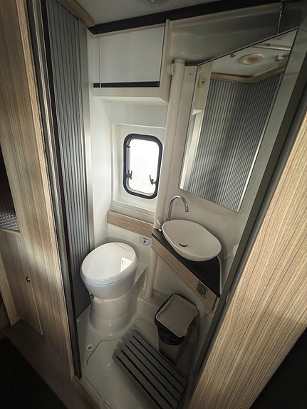 Adria Twin Plus 640 SLB 15 of 19