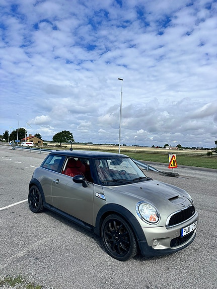 MINI Cooper S 2 of 5