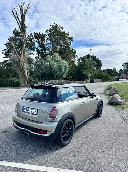 MINI Cooper S 4 of 5