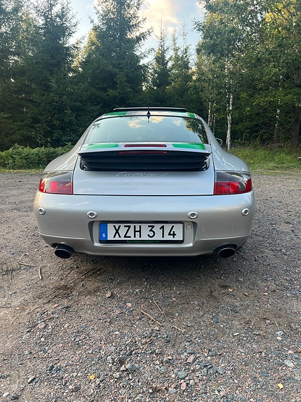 Porsche 911 Carrera 4 2 of 8