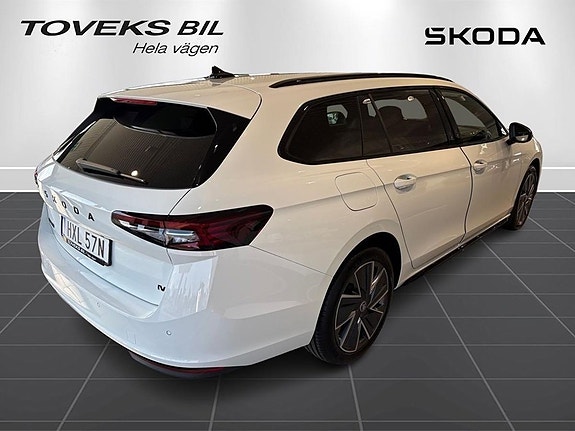 Skoda Superb 2 of 16
