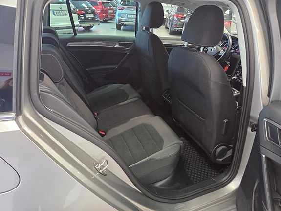Volkswagen Golf Alltrack 10 of 23