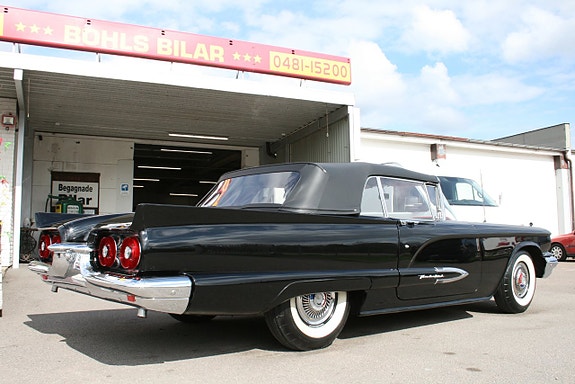 Ford Thunderbird 18 of 24