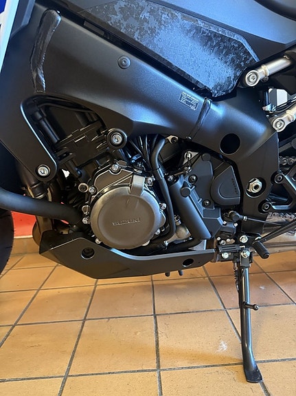 Suzuki GSX-S1000 2 of 9
