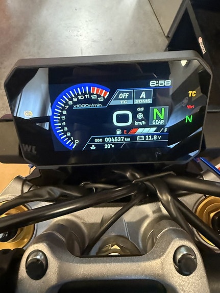 Suzuki GSX-S1000 8 of 9