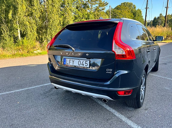 Volvo XC60 2 of 7