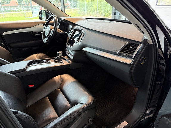 Volvo XC90 5 of 9