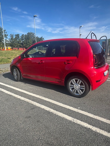 Volkswagen UP! 2 of 8